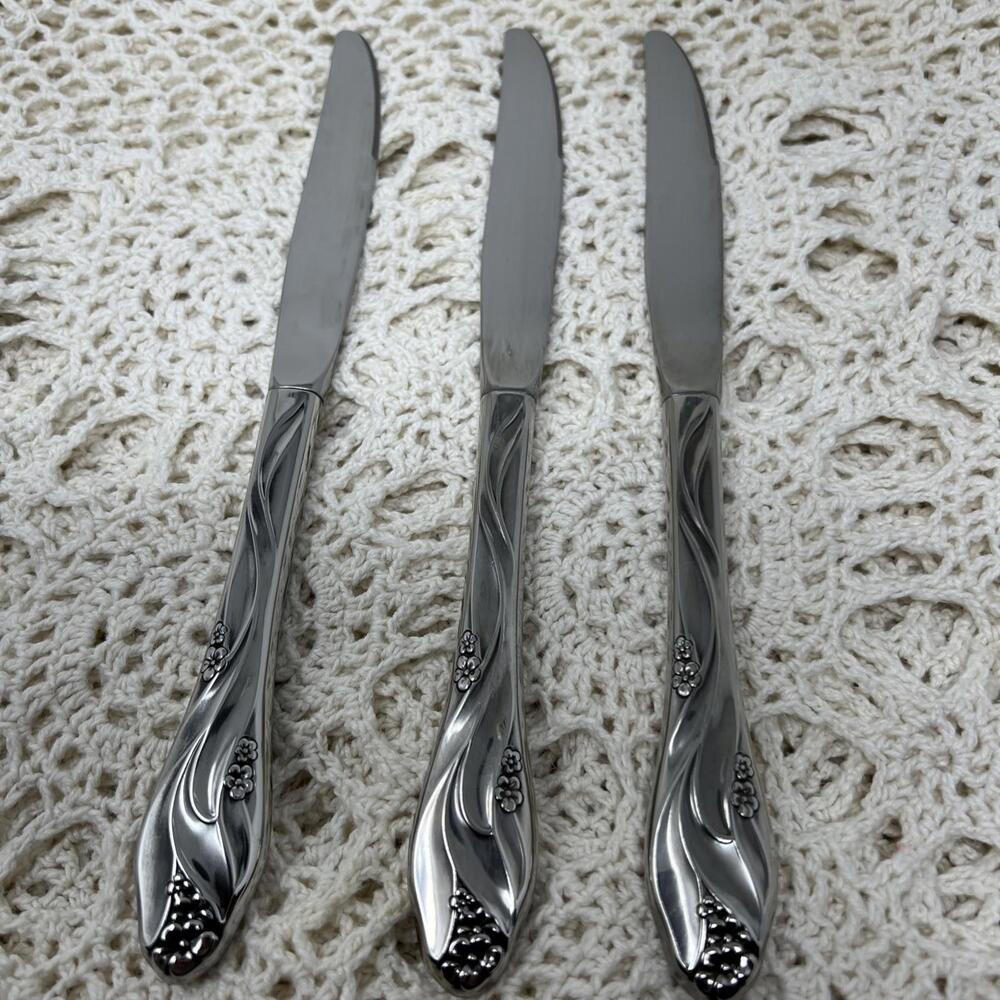 Oneida Lorilei Dinner Knives - Lot of 3 -‎ Stainless Steel Floral Pattern - Picture 5 of 6